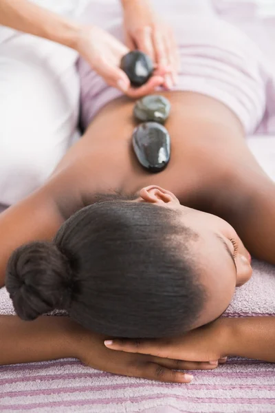 Mujer disfrutando caliente piedra masaje — Foto de Stock