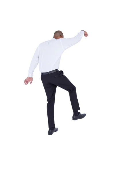 Uomo d'affari che cammina con le braccia alzate — Foto Stock