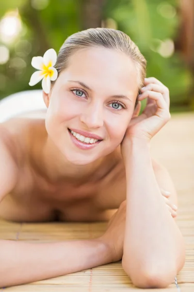 Friedliche Blondine auf Handtuch liegend — Stockfoto