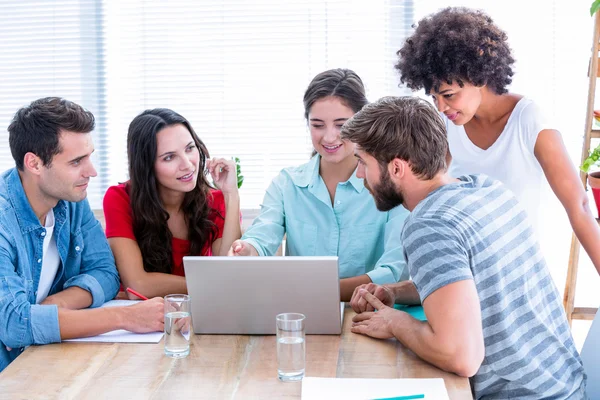 Creatieve business mensen gebruik van laptop in vergadering — Stockfoto