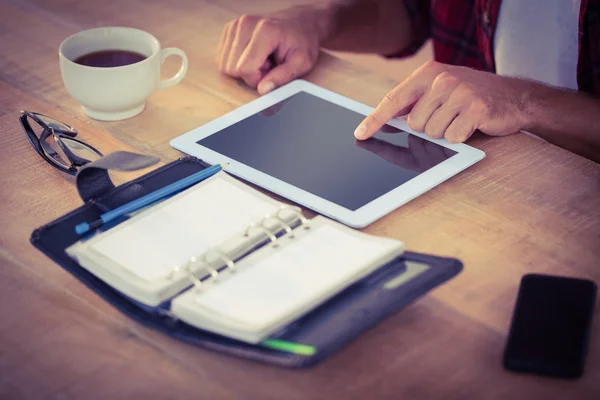 Empresário criativo usando um tablet — Fotografia de Stock