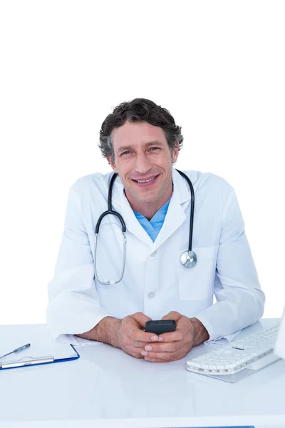 Γιατρός που είναι χαμογελώντας στη φωτογραφική μηχανή — Φωτογραφία Αρχείου