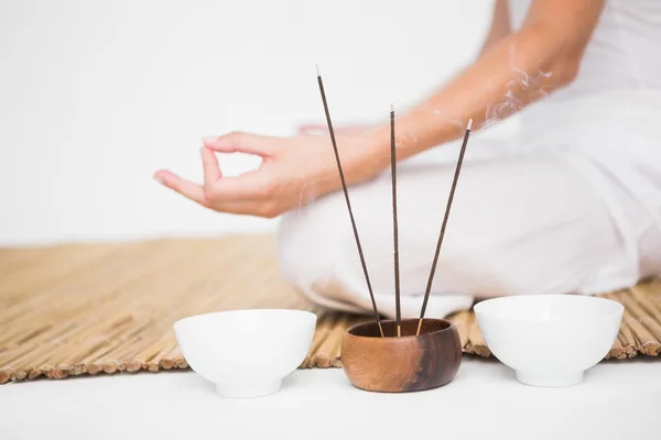 Mujer meditando en estera de bambú — Foto de Stock