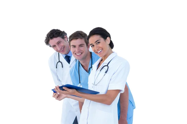 Ärzte und Krankenschwestern diskutieren über Noten — Stockfoto