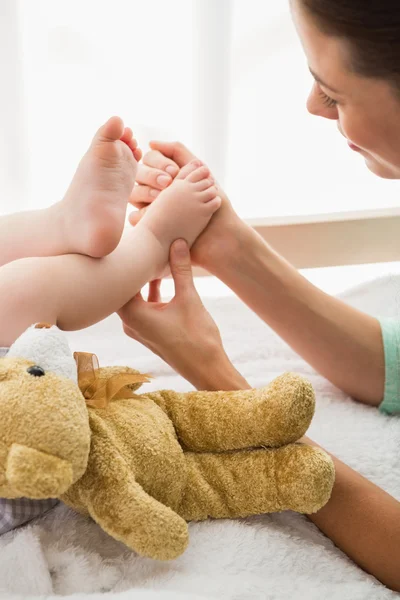 Mãe feliz com seu menino — Fotografia de Stock