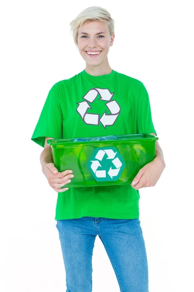 Rubia vistiendo una camiseta de reciclaje sosteniendo caja de reciclaje —  Fotos de Stock