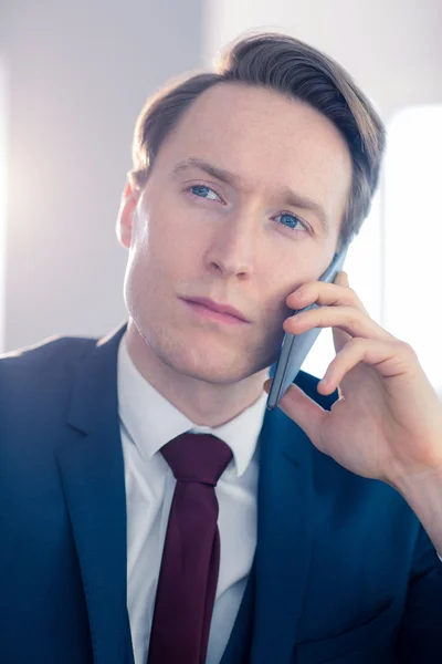 Uomo d'affari serio che fa una telefonata — Foto Stock