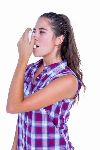 Brunette woman using asthma inhaler — Stock Photo, Image