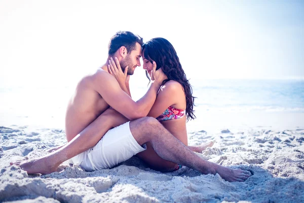 Bonito casal abraço no praia — Fotografia de Stock