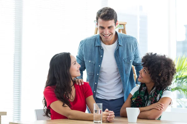 Junge Kollegen im Büro im Gespräch — Stockfoto