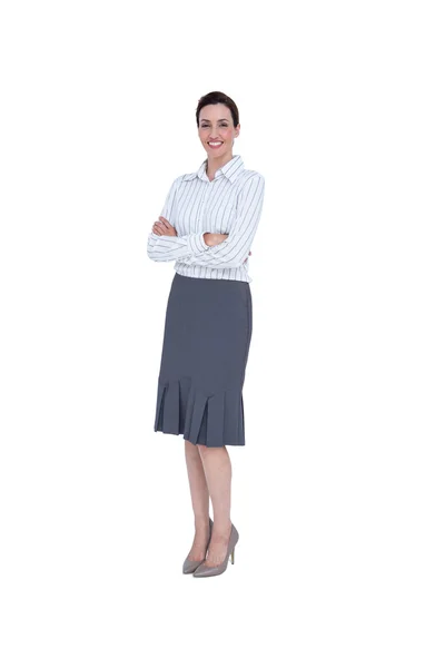 Mujer de negocios sonriente con los brazos cruzados mirando a la cámara — Foto de Stock