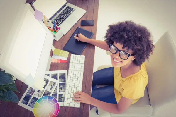 Mujer de negocios creativa escribiendo en el ordenador portátil —  Fotos de Stock