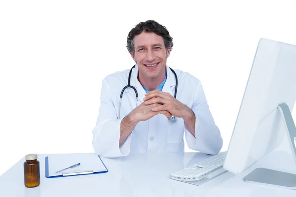 Medico sorridente che lavora sul computer portatile — Foto Stock