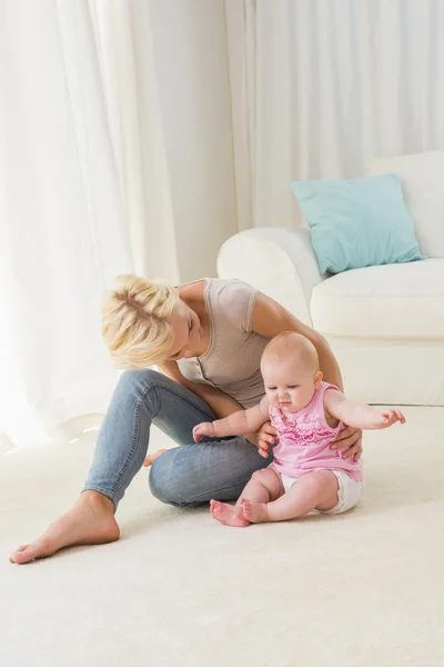 Moeder spelen met baby meisje thuis — Stockfoto