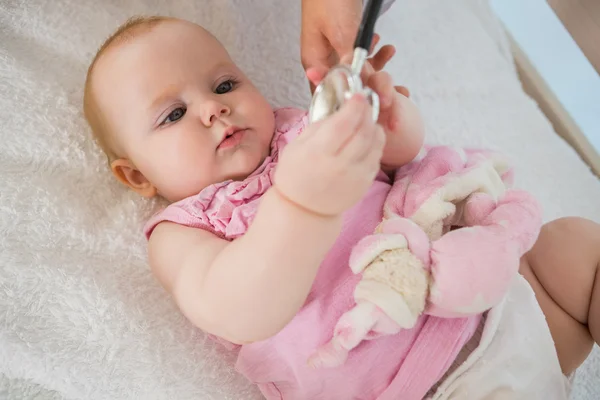 Bébé fille avec médecin avec stéthoscope — Photo