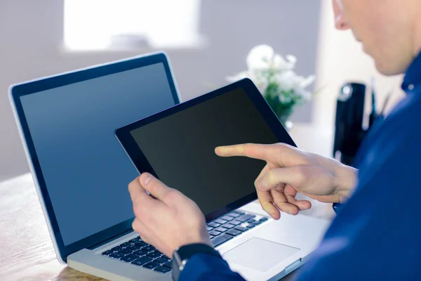 Rückansicht eines Geschäftsmannes mit Tablet — Stockfoto