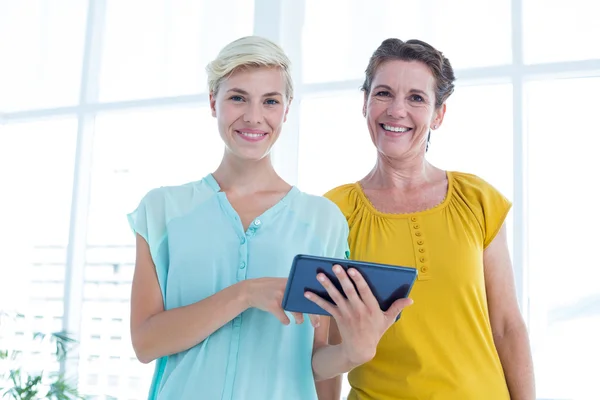 Geschäftsfrauen mit digitalem Tablet — Stockfoto