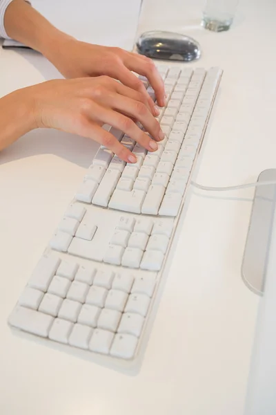 Žena píše na klávesnici — Stock fotografie