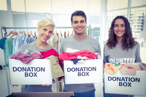 Voluntarios amigos sosteniendo cajas de donación —  Fotos de Stock