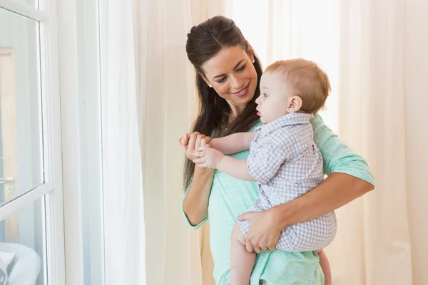 Gelukkig moeder houden babyjongen — Stockfoto