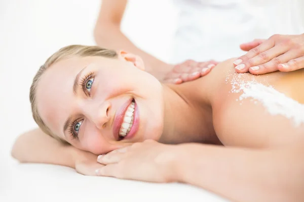 Hermosa mujer recibiendo masaje de piedra en el centro de spa — Foto de Stock