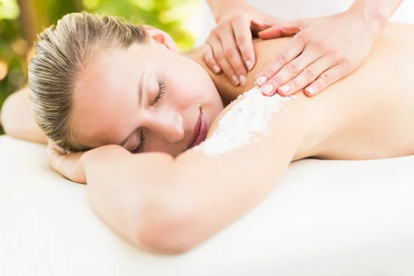 Atractiva joven mujer recibiendo masaje en el hombro —  Fotos de Stock