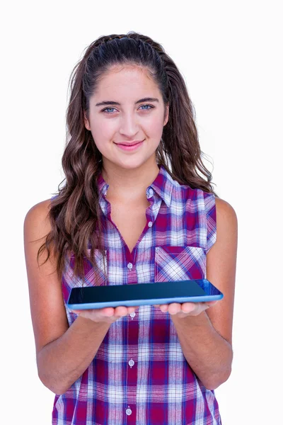 Hezká brunetka zobrazeno tabletový počítač — Stock fotografie