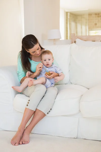 Moeder voeden haar babyjongen — Stockfoto