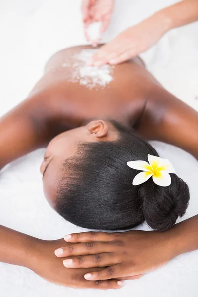 Woman enjoying an exfoliation massage — Stock fotografie