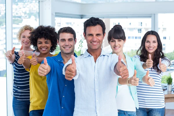 Portret van creatieve team gebaren duimschroef opwaarts — Stockfoto