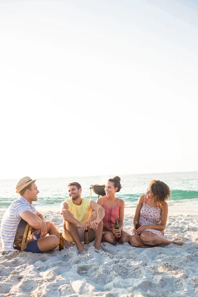 Freunde amüsieren sich am Strand — Stockfoto