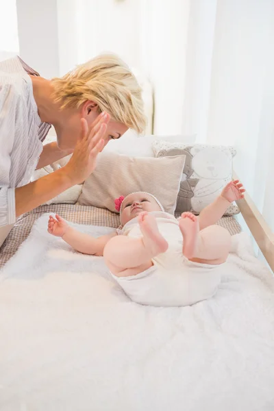 彼女の女の赤ちゃんと母親 — ストック写真