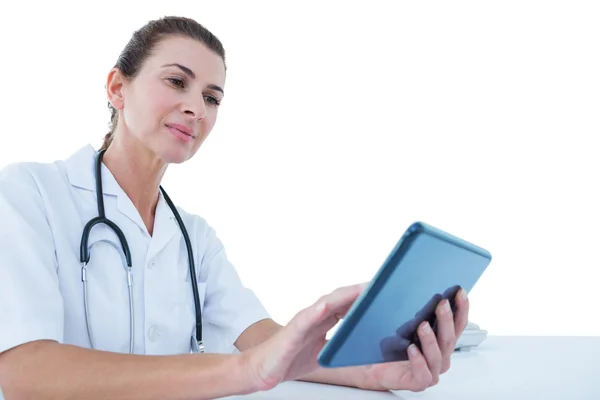 Medico in piedi con tablet pc — Foto Stock