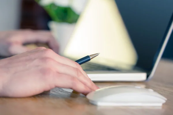 Nahaufnahme eines Geschäftsmannes, der am Schreibtisch arbeitet — Stockfoto