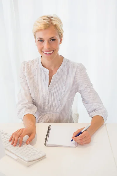 Smiling woman using computer — Stock Photo, Image