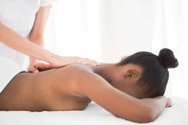 Woman enjoying massage at spa — Zdjęcie stockowe