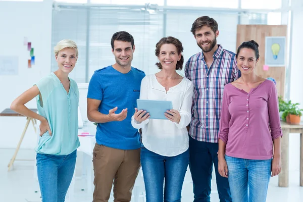 Colegas criativos com tablet digital — Fotografia de Stock