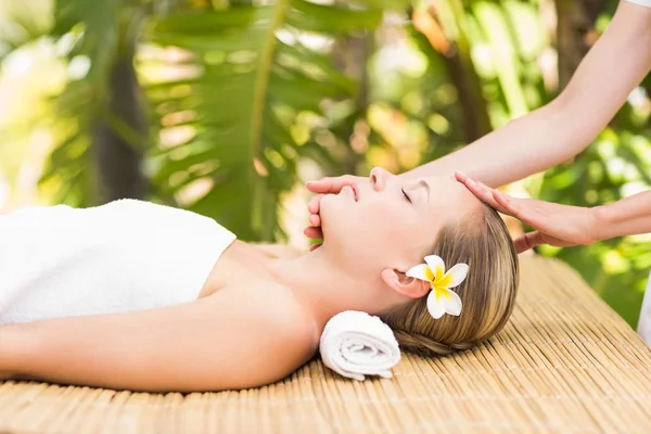 Mujer recibiendo masaje facial — Foto de Stock