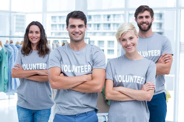 Felices voluntarios amigos sonriendo a la cámara —  Fotos de Stock