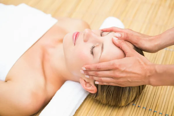 Mujer recibiendo masaje facial —  Fotos de Stock