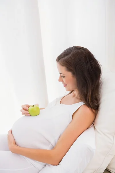 Pregnancy with an apple on belly — Φωτογραφία Αρχείου