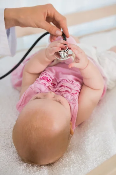 Baby girl with doctor with stethoscope — 图库照片