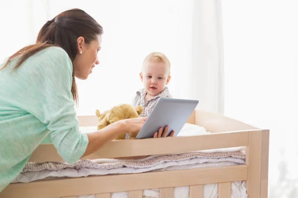 Madre usando tableta con bebé niño — Foto de Stock