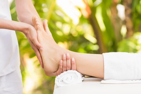 Close-up de uma mulher recebendo massagem nos pés — Fotografia de Stock
