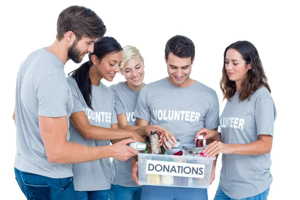 Dobrovolníci přátel oddělující darování krmiva — Stock fotografie