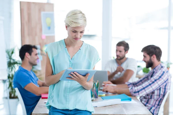 Zakenvrouw met behulp van Tablet PC in het kantoor — Stockfoto