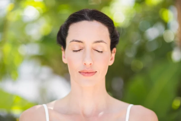 Retrato de una mujer en posición de meditación — Foto de Stock