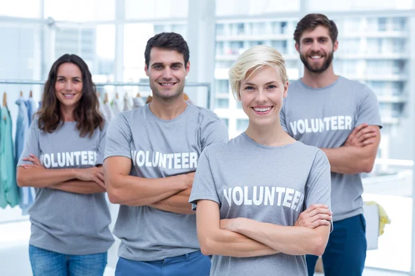 Felices voluntarios amigos sonriendo a la cámara —  Fotos de Stock