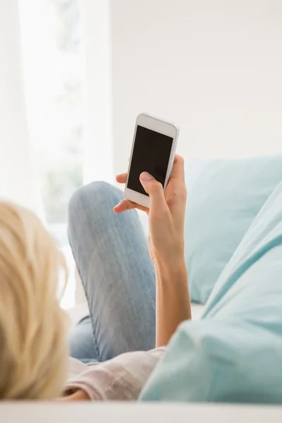 Lächelnde Frau mit ihrem Handy — Stockfoto