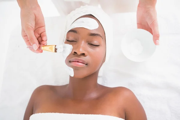 Woman getting facial treatment — Stock Photo, Image